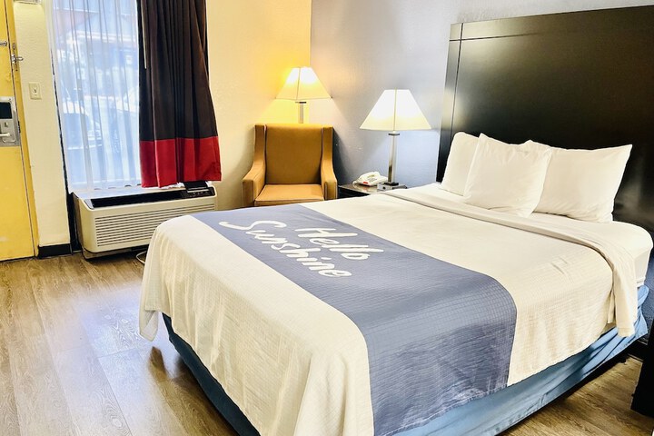 1 Queen Bed (1 of 6)