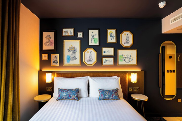 Room 4 of 27