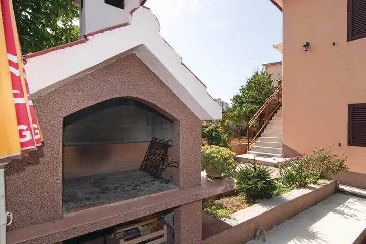 Stunning Home in Okrug Gornji With Wifi and 2 Bedrooms