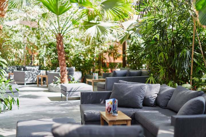 Lounge 106 of 131