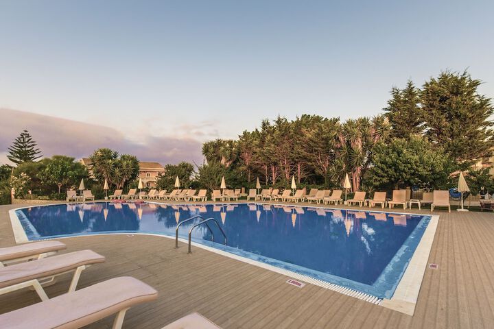 Hotel Pool