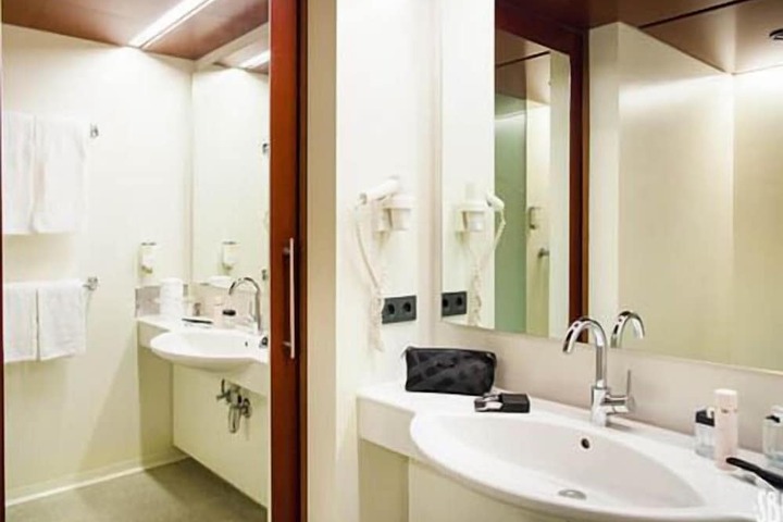 Room 6 of 12