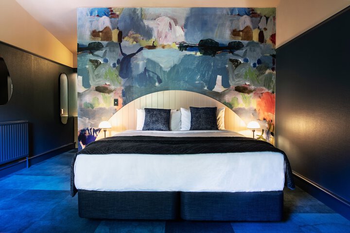 Room 9 of 32