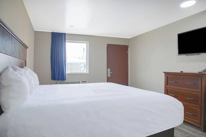 1 King Bed | (6 of 6)