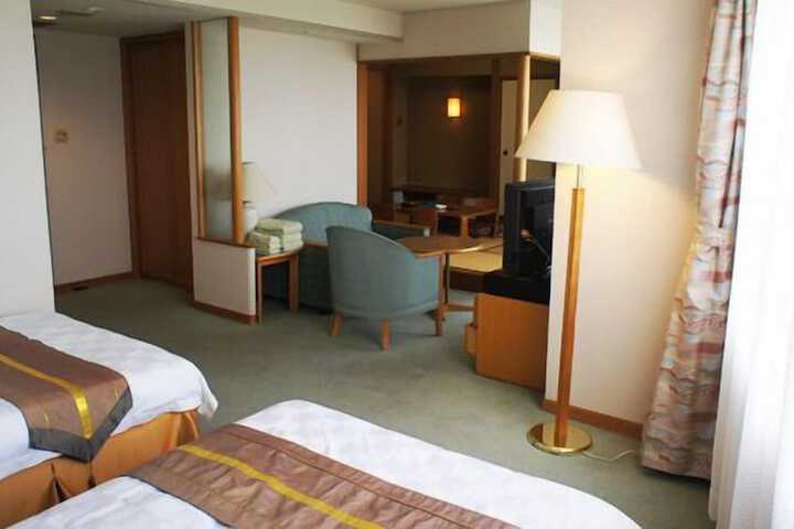 Room 8 of 32