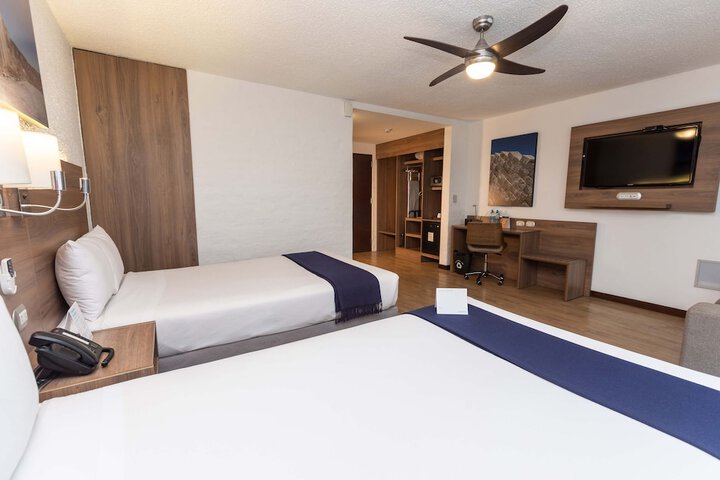 Room 17 of 103