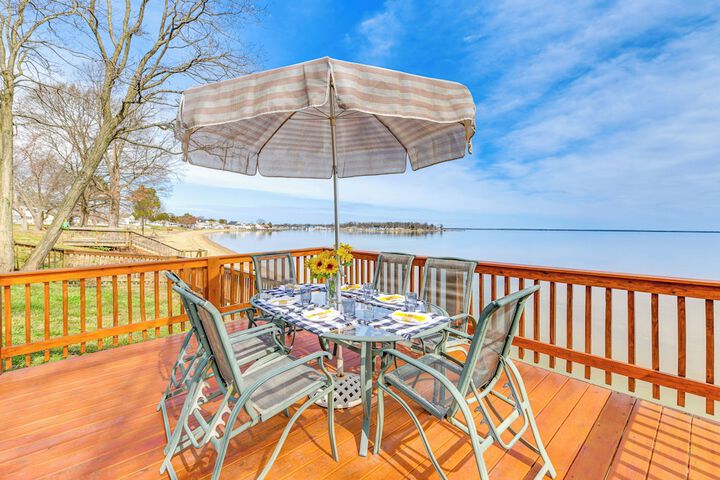 Riverfront Colonial Beach Home w / Private Beach!