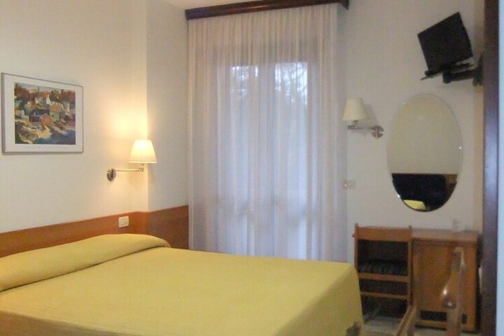 Room 8 of 32