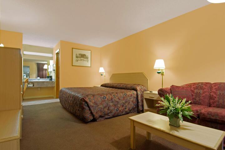 Lounge 17 of 25