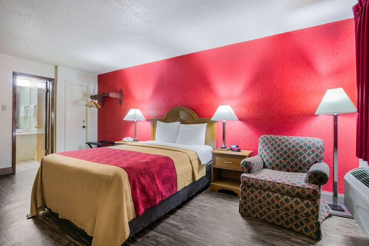 1 Queen Bed (5 of 7)