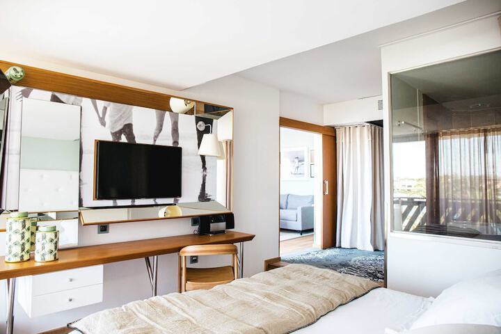 Room 8 of 127