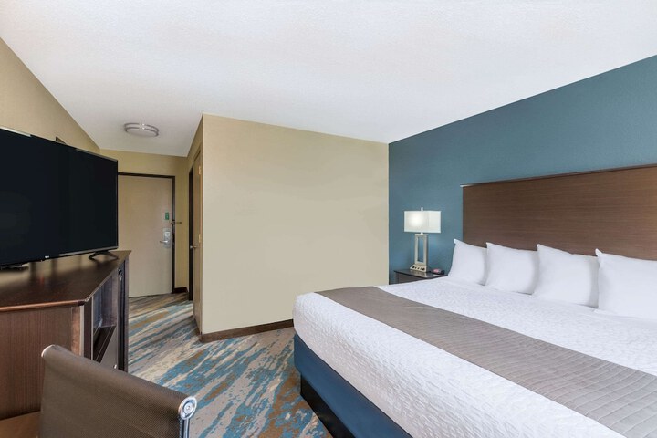 1 King Bed (8 of 8)