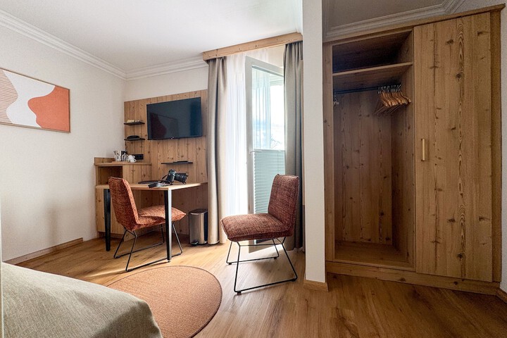 Room 27 of 207