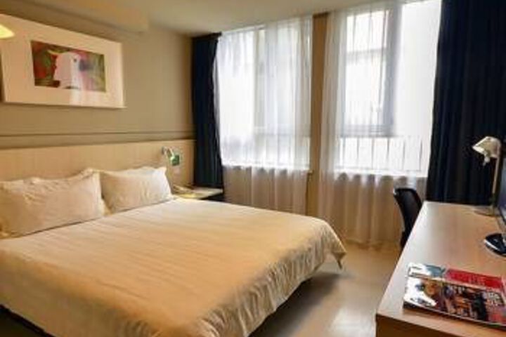 Room 4 of 12