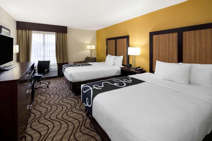 2 Queen Beds (8 of 9)