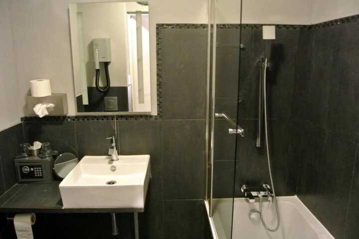Room 12 of 16