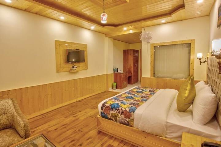 Room 4 of 8