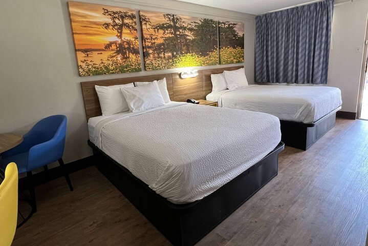 2 Queen Beds (2 of 3)