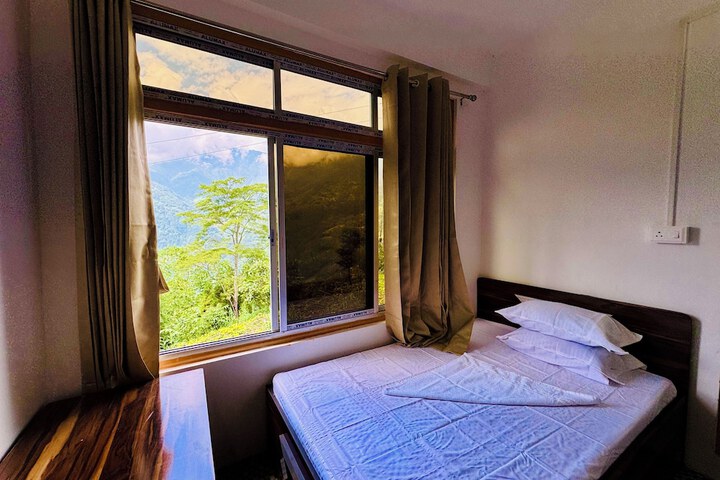 Room 9 of 32