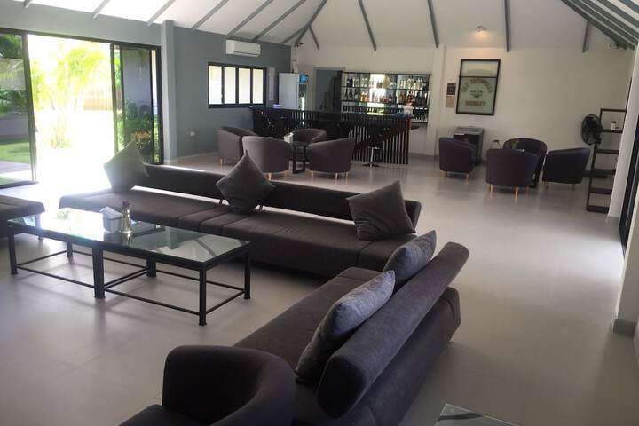 Lounge 30 of 36