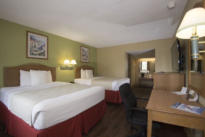 2 Queen Beds (5 of 9)