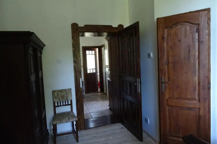 Room 7 of 28