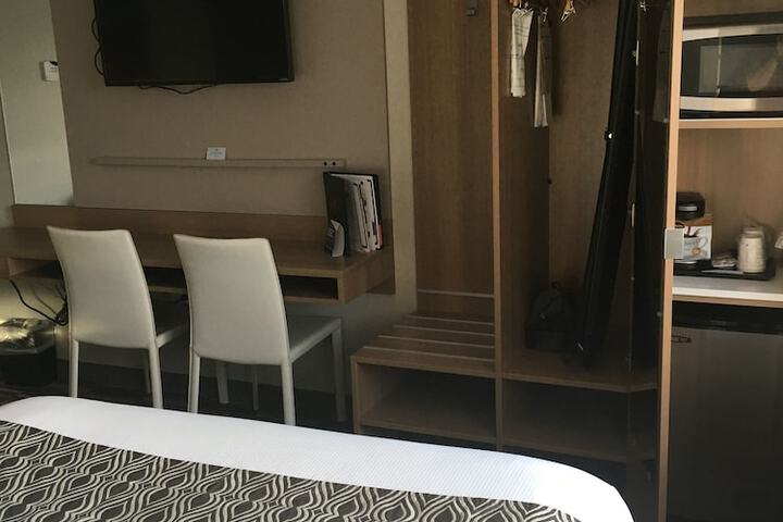 1 Queen Bed Accessible Room (23 of 25)