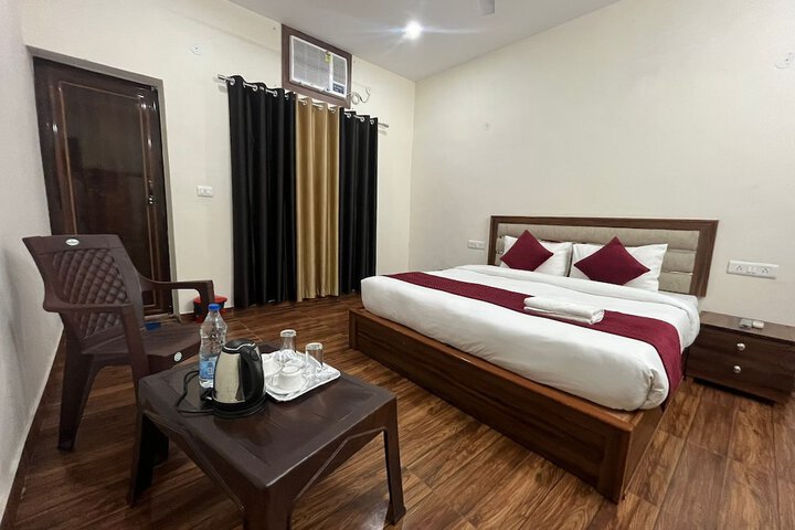 Room 5 of 12