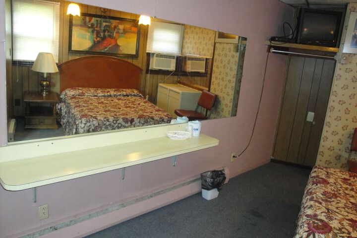 Room 6 of 8