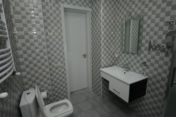 Room 7 of 16