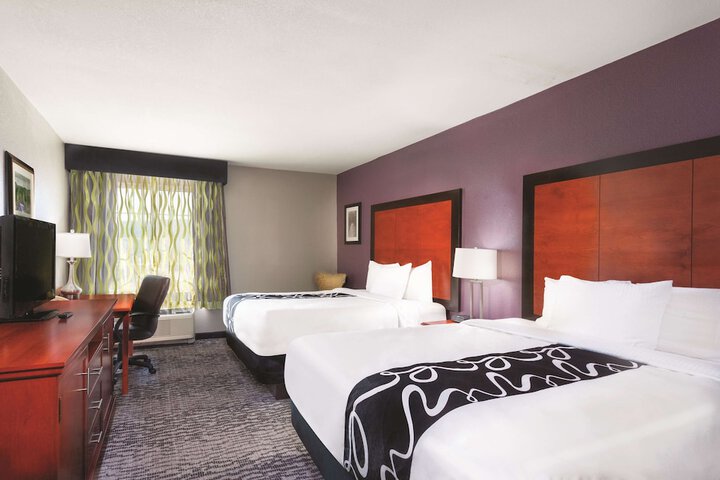 2 Queen Beds (8 of 10)