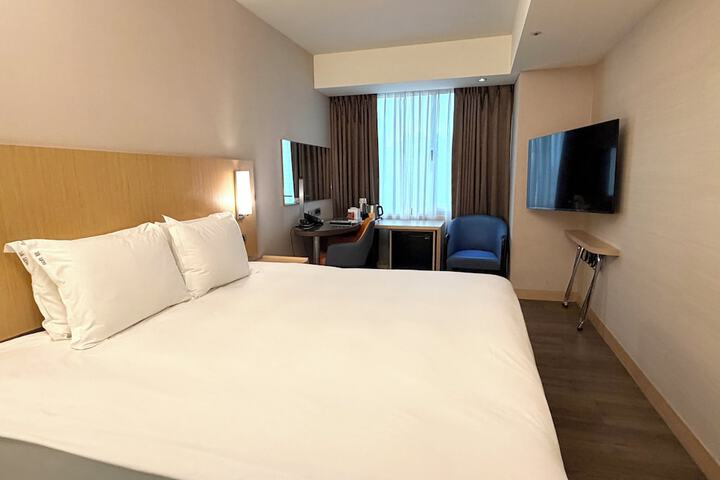 Room 12 of 42