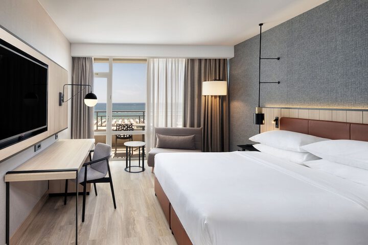 Room 21 of 83