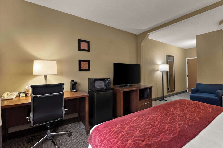 1 King Bed (3 of 15)