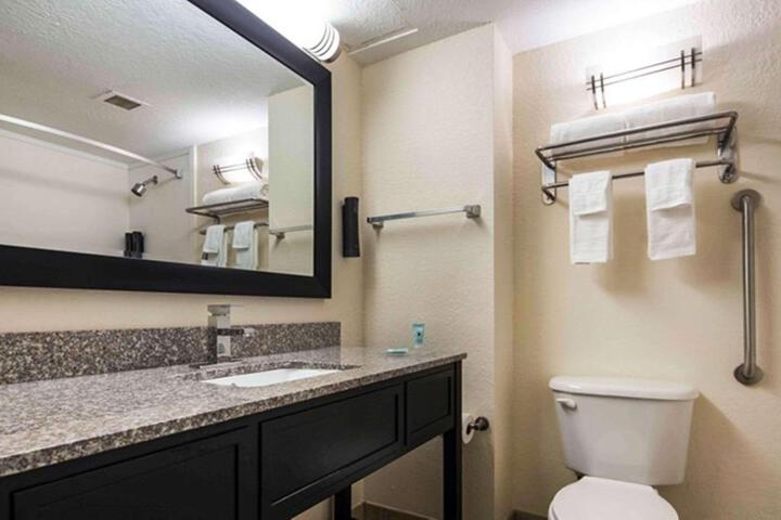 1 King Bed Microwave and Refrigerator WiFi Full Breakfast (7 of 9)
