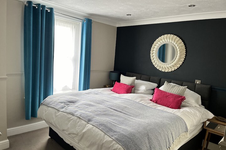 Room 5 of 18