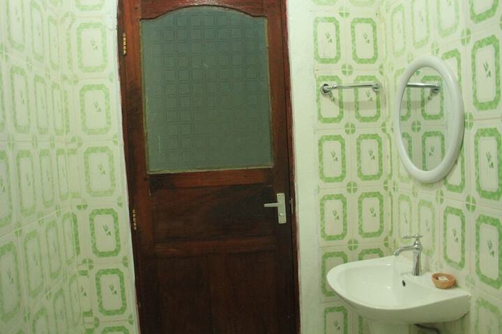 Room 6 of 12