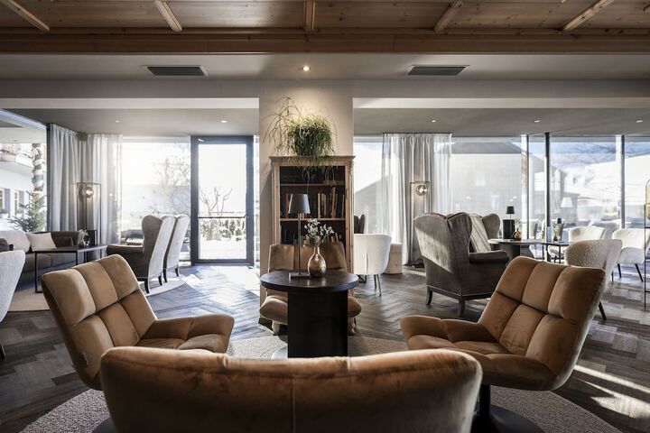 Lounge 98 of 104