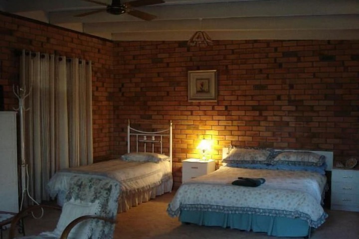 Room 6 of 9