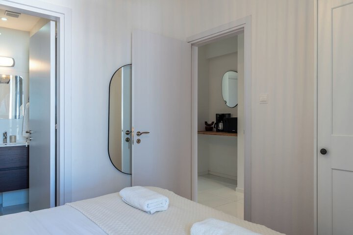 Room 18 of 210