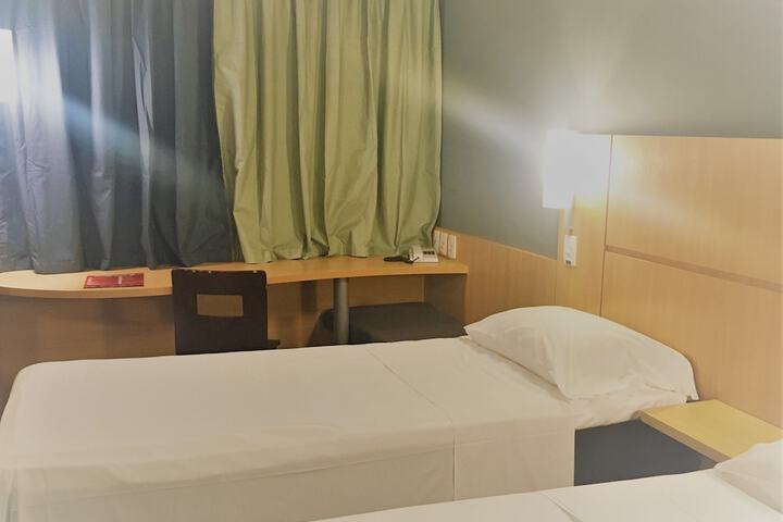 Room 3 of 96
