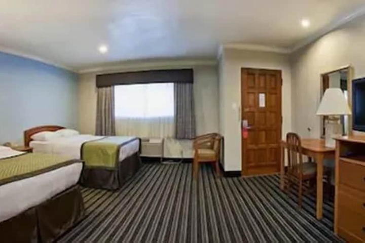 2 Double Beds (6 of 8)