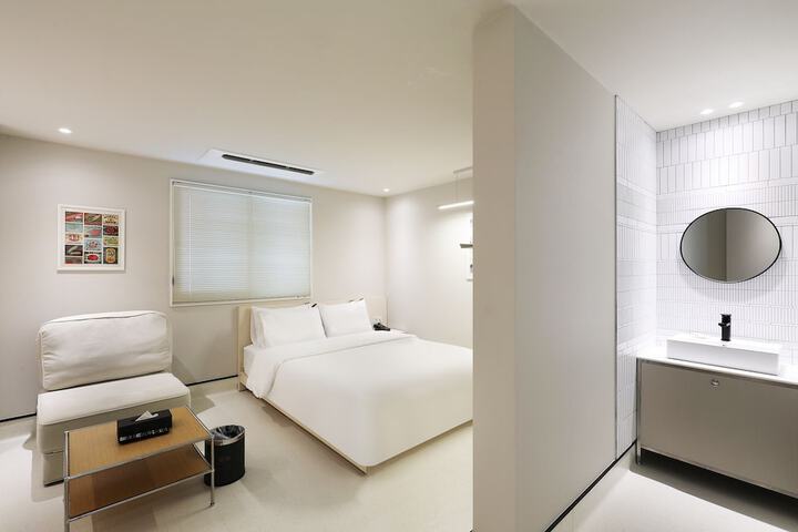 Room 28 of 40
