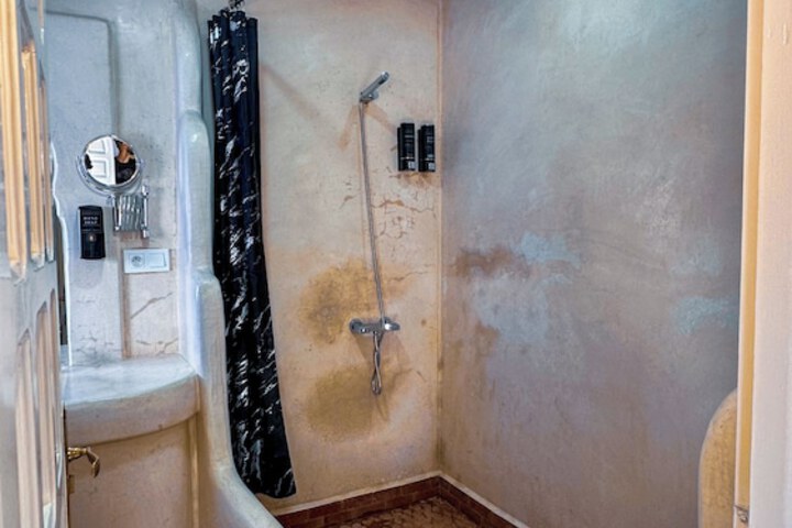 Room 93 of 128