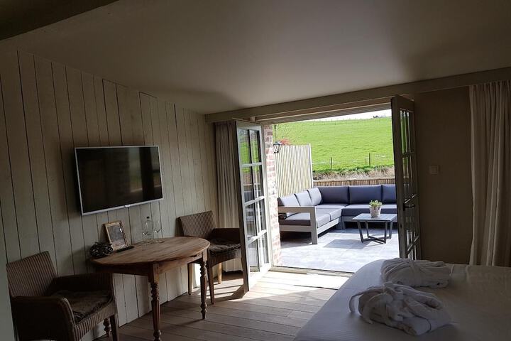 Room 2 of 61