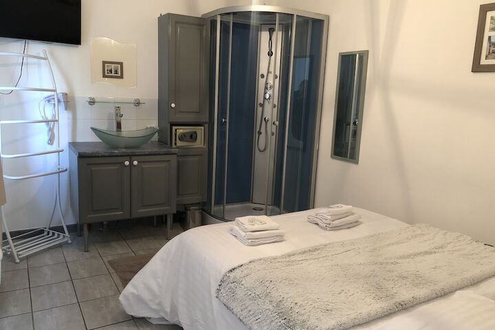 Room 10 of 32