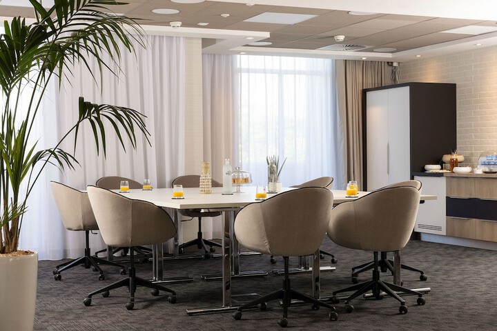 Business Center 27 of 34