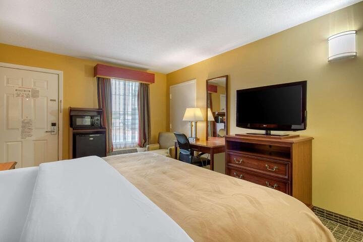 1 King Bed (4 of 11)
