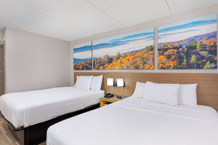 1 King Bed (2 of 10)