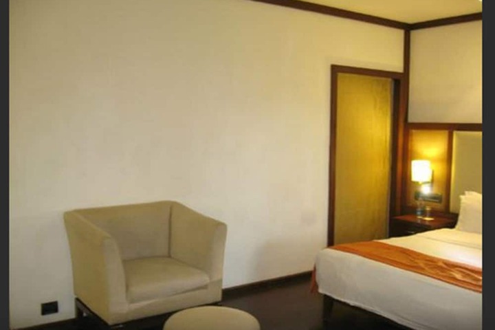 Room 32 of 90